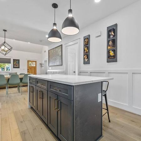 Designer Home: King Beds, Luxe Bath+Free Parking! 亚特兰大 外观 照片