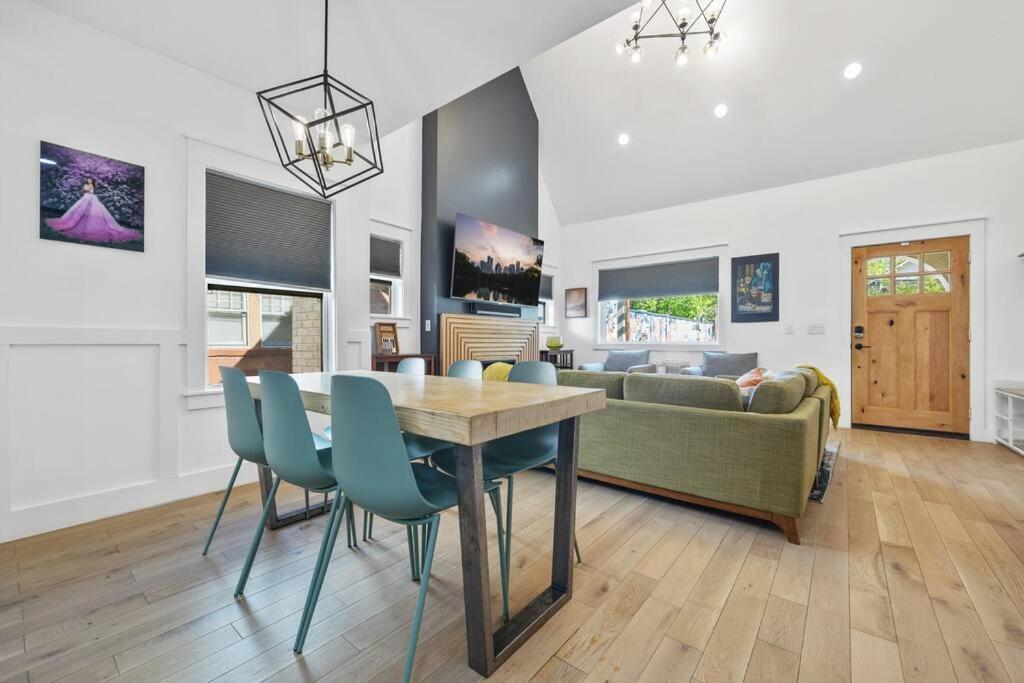 Designer Home: King Beds, Luxe Bath+Free Parking! 亚特兰大 外观 照片