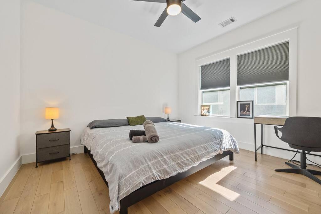Designer Home: King Beds, Luxe Bath+Free Parking! 亚特兰大 外观 照片
