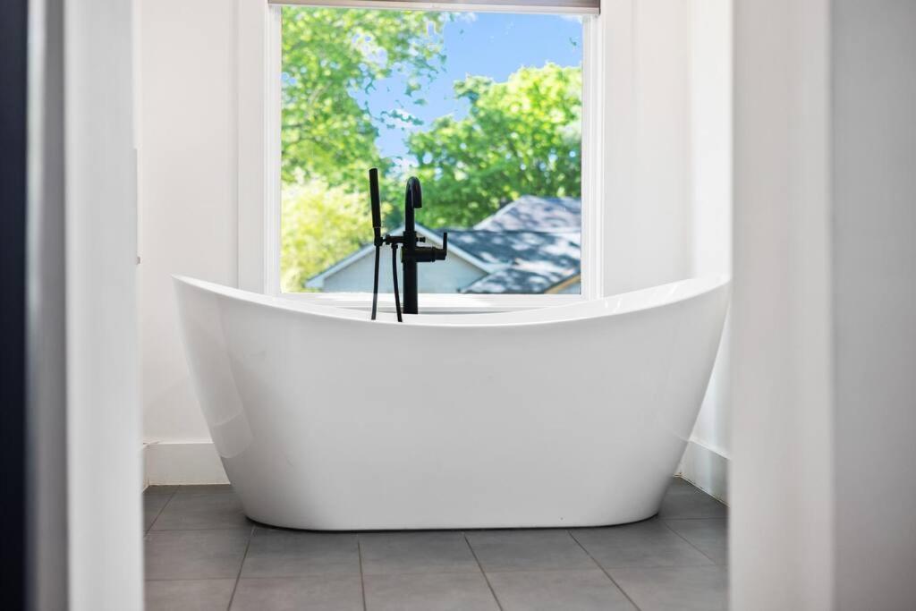 Designer Home: King Beds, Luxe Bath+Free Parking! 亚特兰大 外观 照片
