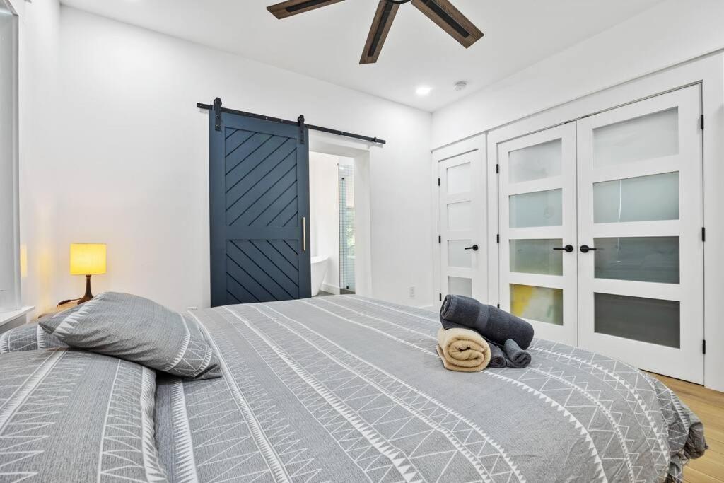 Designer Home: King Beds, Luxe Bath+Free Parking! 亚特兰大 外观 照片