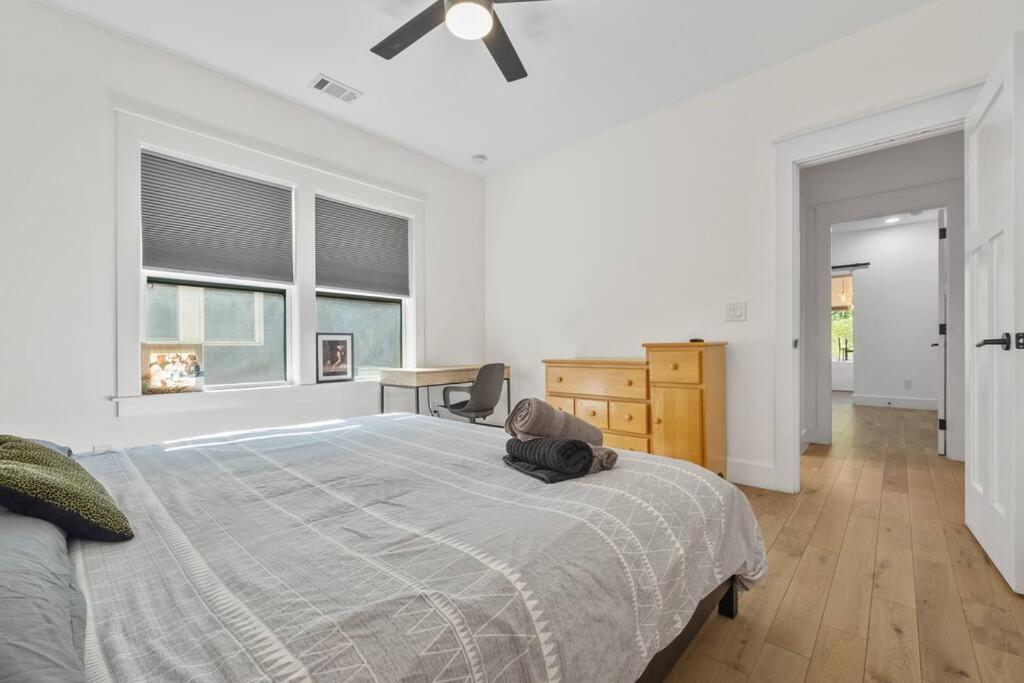 Designer Home: King Beds, Luxe Bath+Free Parking! 亚特兰大 外观 照片