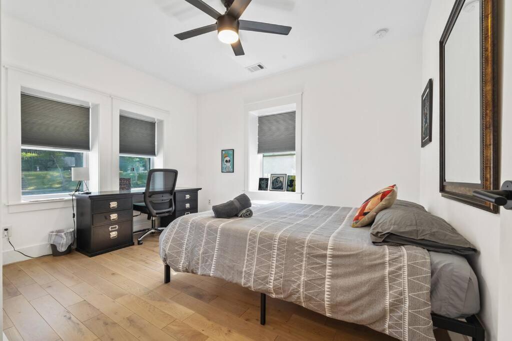 Designer Home: King Beds, Luxe Bath+Free Parking! 亚特兰大 外观 照片