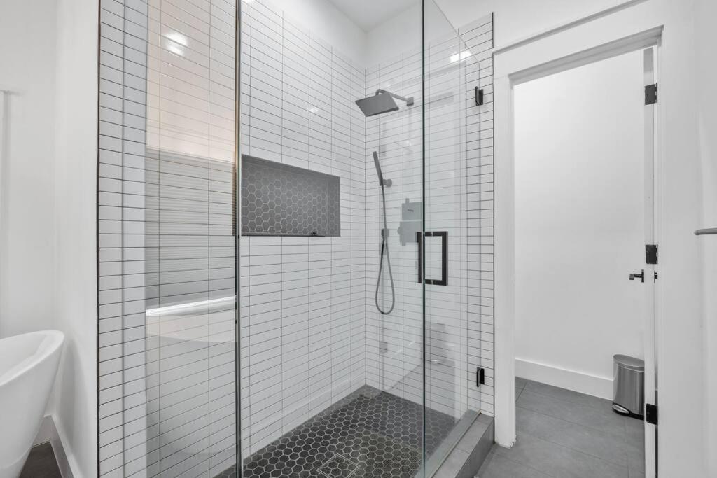 Designer Home: King Beds, Luxe Bath+Free Parking! 亚特兰大 外观 照片