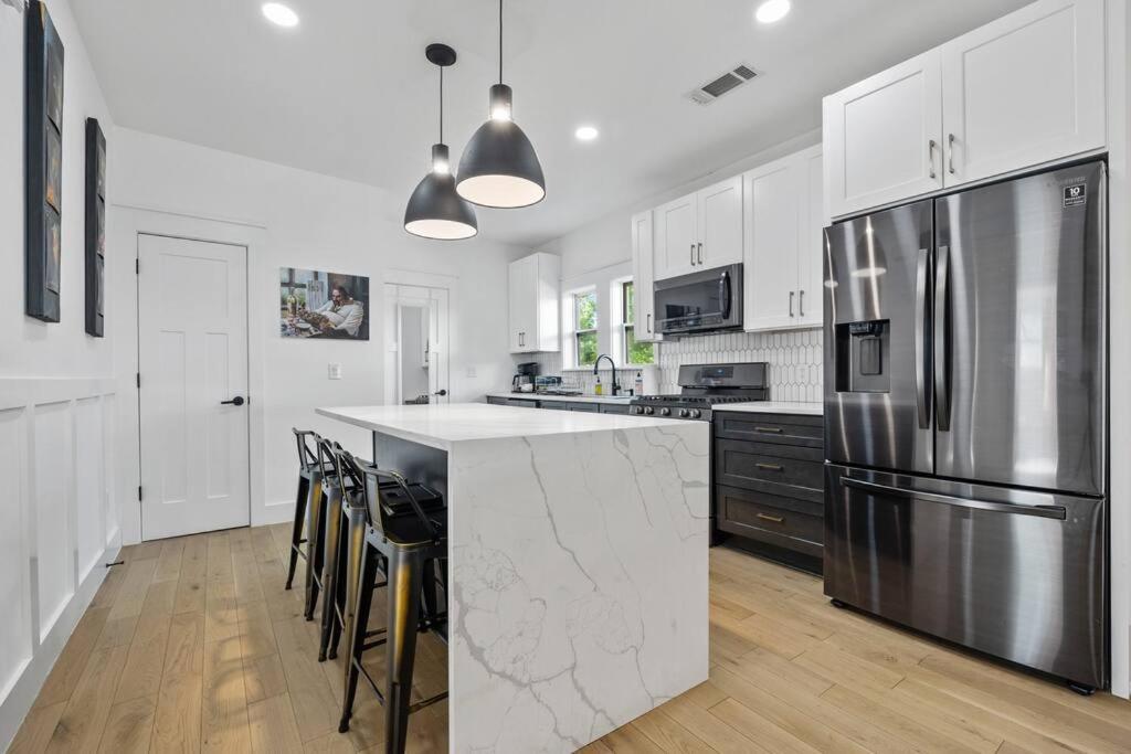 Designer Home: King Beds, Luxe Bath+Free Parking! 亚特兰大 外观 照片