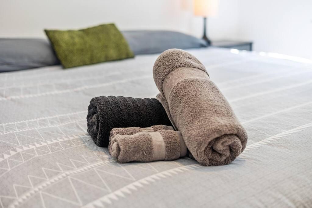 Designer Home: King Beds, Luxe Bath+Free Parking! 亚特兰大 外观 照片