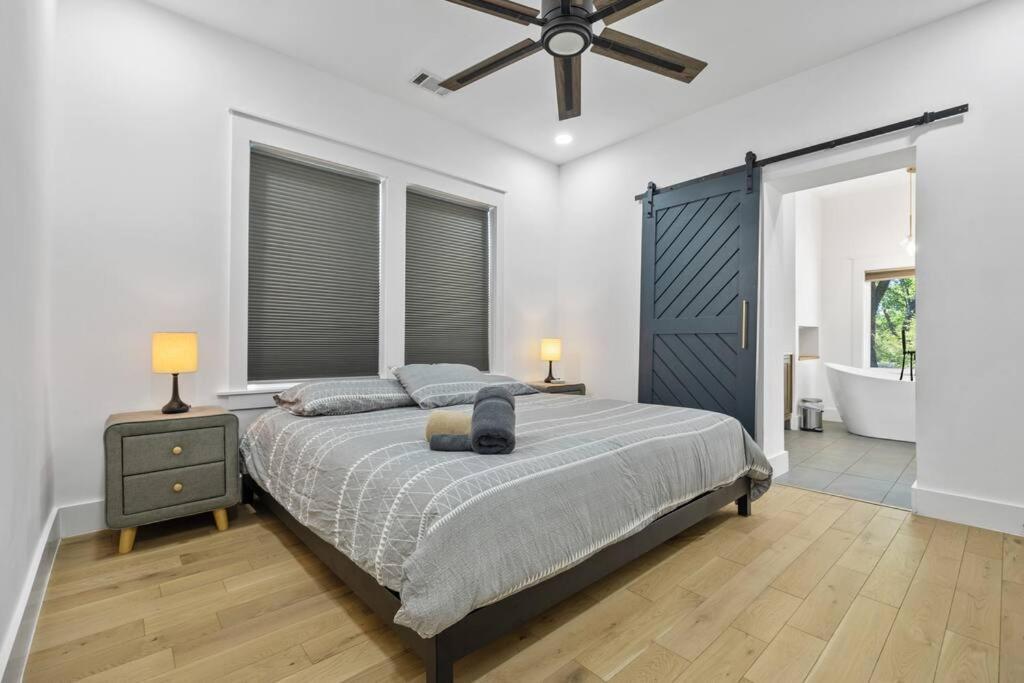 Designer Home: King Beds, Luxe Bath+Free Parking! 亚特兰大 外观 照片
