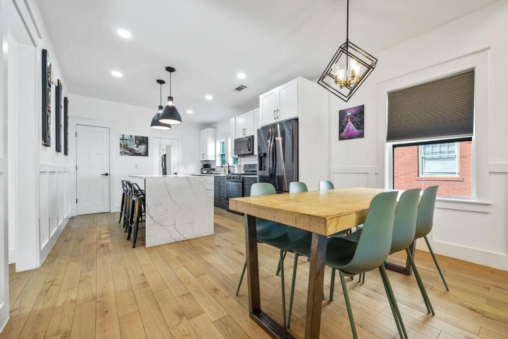 Designer Home: King Beds, Luxe Bath+Free Parking! 亚特兰大 外观 照片